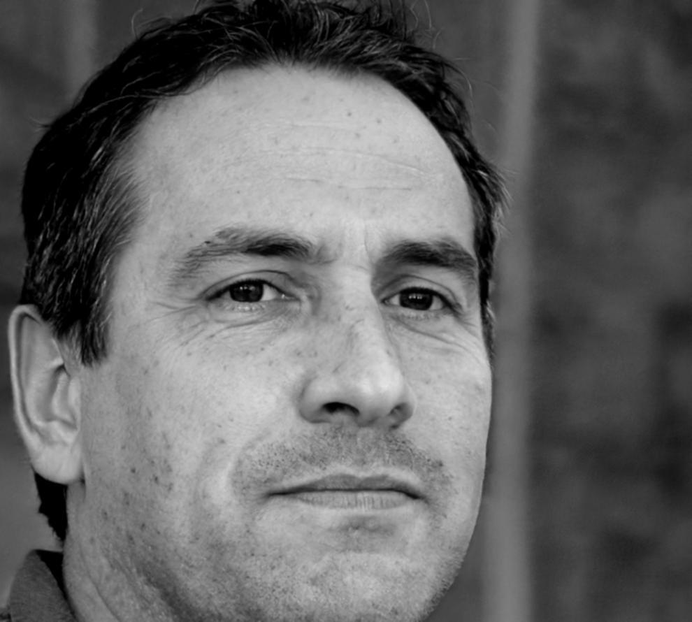 Fotografía de perfil de Aurelio Santamaría