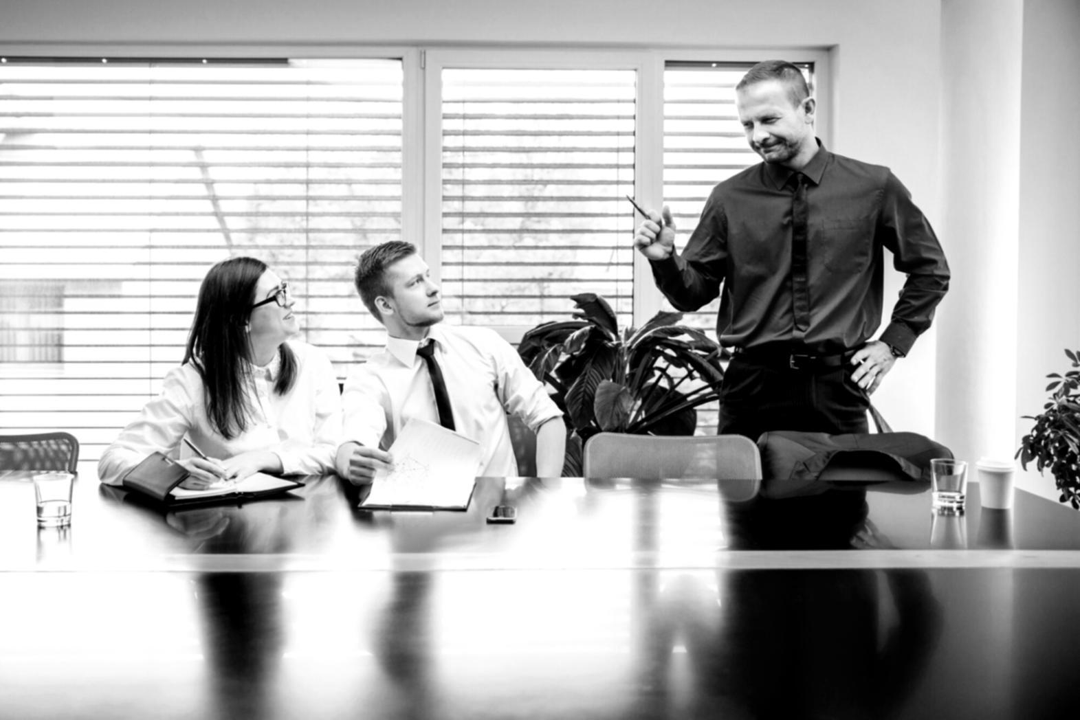 Sesión de asesoría personalizada con documentos financieros y análisis detallado